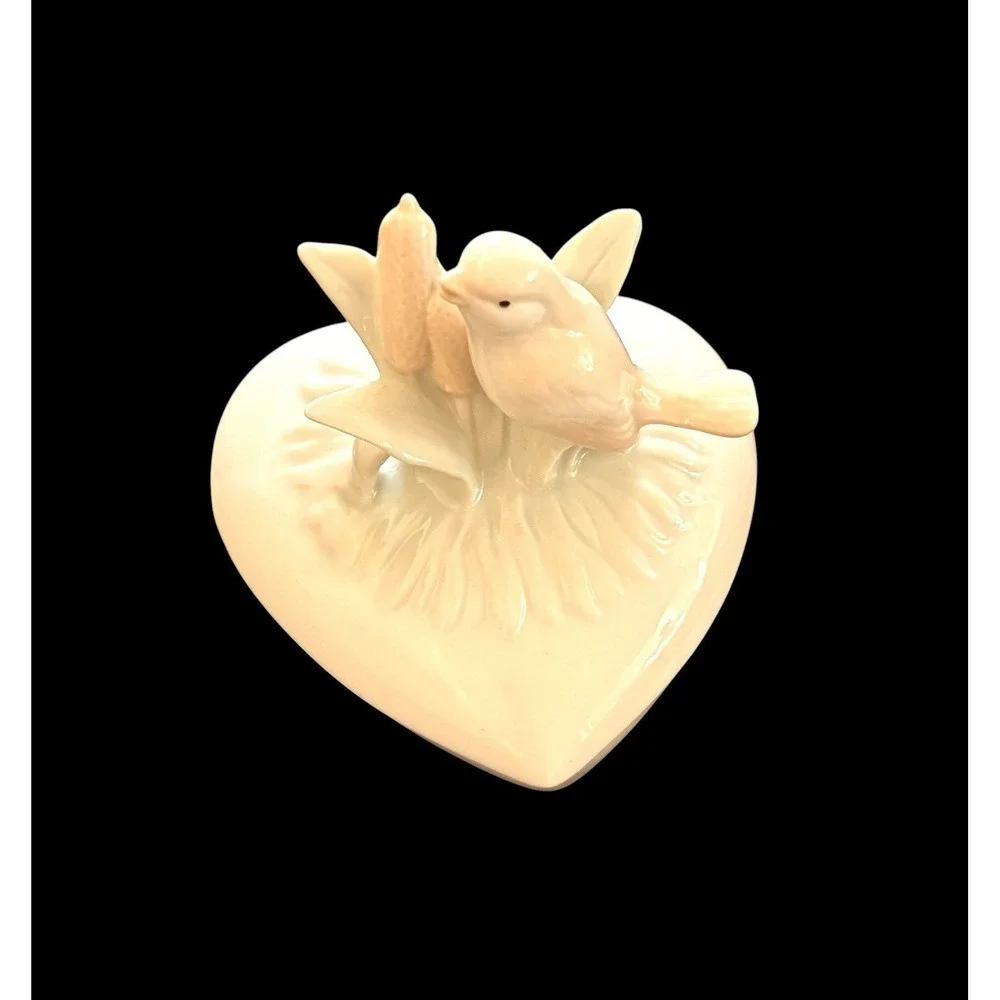 Heart Shaped Porcelain Ring Jewelry Trinket Box Lidded with‎ Bird on Top